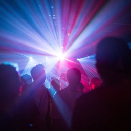 Schatten von Tanzenden Menschen in einem Club
