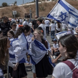 Israelische rechtsgerichtete Siedler marschieren am israelischen Unabhängigkeitstag in Sderot in Israel zusammen und fordern die Übernahme des Gazastreifens.