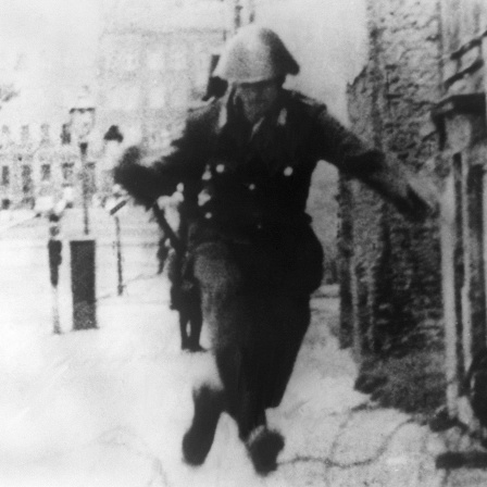 Der 19-jährige Conrad Schumann flüchtet am 15. August 1961 mit einem Sprung über eine Stacheldrahtabsperrung vom sowjetischen Sektor in den Westteil Berlins. 