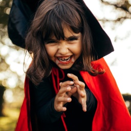 Ein Mädchen als Vampir verkleidet.