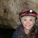Anna mit Stirnlampe in einer Fledermaushöhle | Bild: BR Text und Bild Medienproduktion GmbH & Co KG