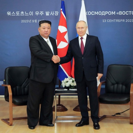 Auf diesem von der nordkoreanischen Regierung zur Verfügung gestellten Foto schütteln sich der nordkoreanische Staatschef Kim Jong Un (links) und der russische Präsident Wladimir Putin die Hände.