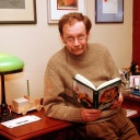 Kabarettist Jürgen Hart liest ein Buch in seinem Büro in seiner Wohnung in Berlin. 2000