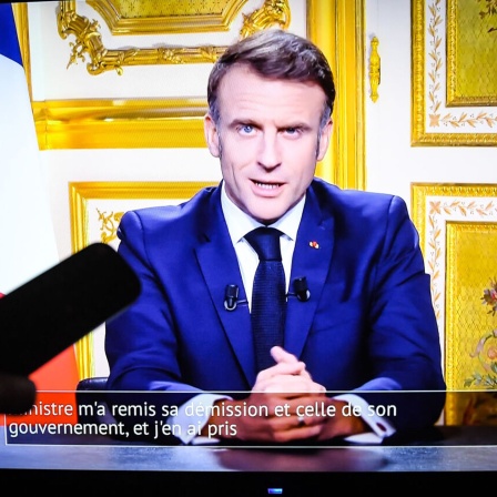 Frankreichs Präsident Emmanuel Macron bei einer Fernsehansprache nach dem Rücktritt des Premierministers. (Bild:  picture alliance/ZUMAPRESS.com/Matthieu Mirville)