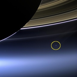 Ein Bild ganz im Sinne von Carl Sagan: Schon vom Saturn aus erscheint die Erde nur noch als blasser, blauer Punkt.