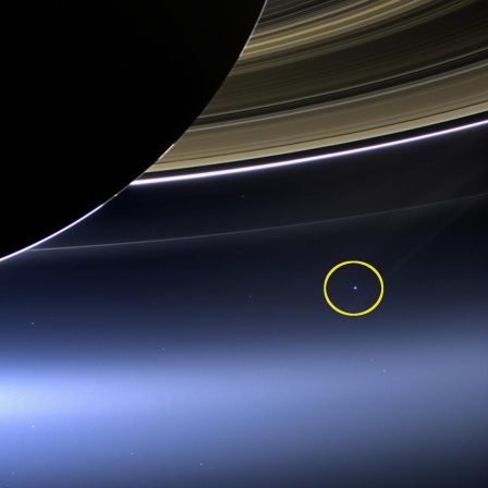 Ein Bild ganz im Sinne von Carl Sagan: Schon vom Saturn aus erscheint die Erde nur noch als blasser, blauer Punkt.