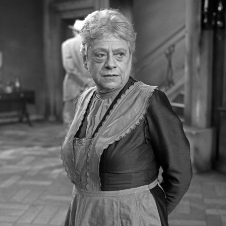 Annemarie Hase (1900 - 1971) im Fernsehfilm &#034;Haus Herzenstod&#034; (1964). 1936 war sie ins Exil nach London gegangen und arbeitete von 1940 bis 1944 als Kabarettistin für das deutschsprachige Programm der BBC in der Rolle der &#034;Frau Warnecke&#034;.