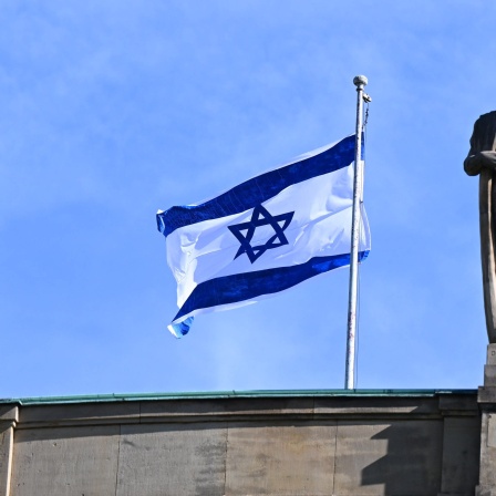 Die Flagge des Staates Israel weht auf dem Opernhaus in Stuttgart