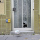 Schaden beim Spielen: Ein Fußall hat an einer Wohnungstür für eine zerbrochene Glasscheibe gesorgt.
