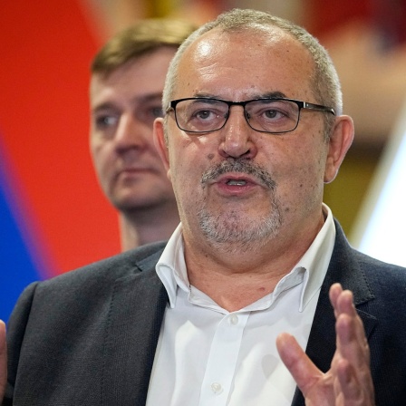 Boris Nadeschdin spricht zu Journalisten, nachdem er seine Unterlagen als Präsidentschaftskandidat für die bevorstehenden Präsidentschaftswahlen im Zentralen Wahlkomitee Russlands eingereicht hat.