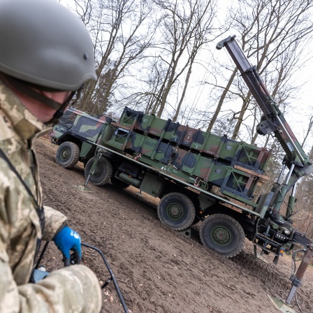 Ausbildung von ukrainischem Soldaten an Flugabwehrsystem Patriot in Deutschland