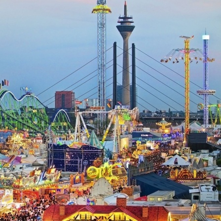 Blick am frühen Abend auf größte Kirmes am Rhein auf den Rheinwiesen, Düsseldorf, Archivbild: 18.07.2014