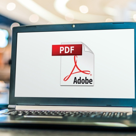 Auf einem Laptop ist das Logo von Adobe Acrobat zu sehen (PDF)