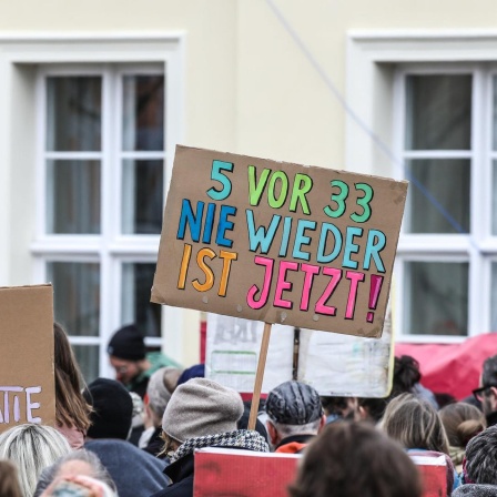 Das Beitragsbild des Dok5 "Angermünde und anderswo II" zeigt eine Demonstration gegen rechts in Angermünde in 2024