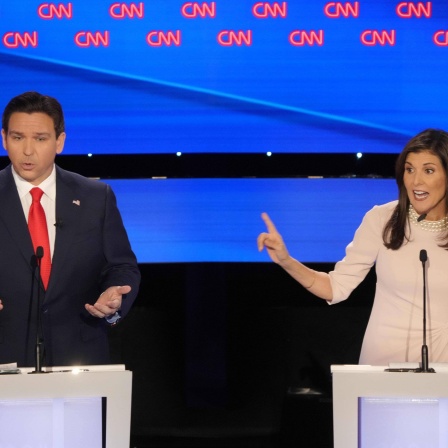 Republikaner Ron DeSantis und Nikki Haley in den USA in einer Vorwahldebatte