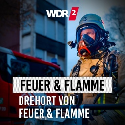 Feuerwehrmann vor Hochhaus