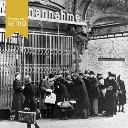 Vor den Toren einer Tauschzentrale drängeln sich Menschen. Foto um 1948