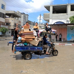 Menschen verlassen ihr zu Hause im südlichen Gaza-Streifen, Rafah.