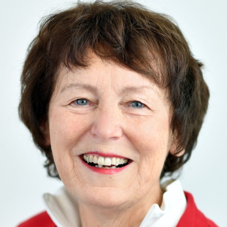 Irene Johns, die Landesvorsitzende des Kinderschutzbundes, lächelt in die Kamera.