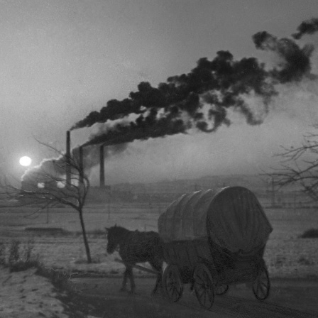 Planwagen wird im Morgengrauen von einem Pferd gezogen, aus dem Jahr 1937.