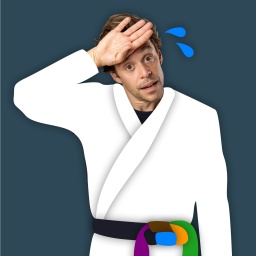 Checker Tobi im Karate-Kittel, der sich den Schweiß von der Stirn wischt.
