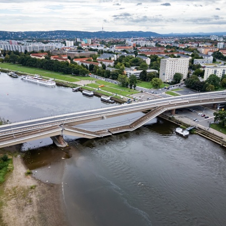 Teile der Carolabrücke über der Elbe sind eingestürzt. (Luftaufnahme mit Drohne)