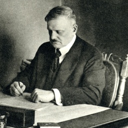 Der finnische Komponist Jean Sibelius 1915 in seinem Arbeitszimmer
