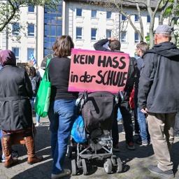 Ein Schild mit der Aufschrift «Kein Hass in der Schule» ist bei der Demonstration «Vielfalt statt Einfalt - Schule ohne Diskriminierung» vor dem Schulamt in Cottbus zu lesen. 