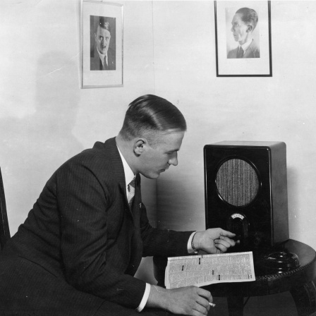 Radiohoerer am &#039;Volksempfaenger&#039;/Foto 1933 Technik: Tontechnik / Rundfunk.