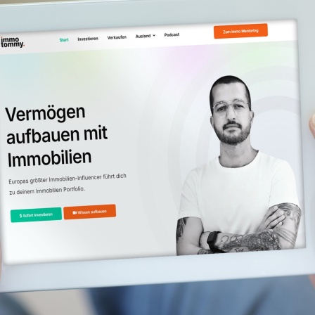 Ein Mann hält ein Tablet in seinen Händen auf dem die Webseite eines Beraters für Immobilien zu sehen ist.