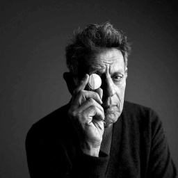 Schwarz-weiß-Aufnahme des Komponisten Philip Glass