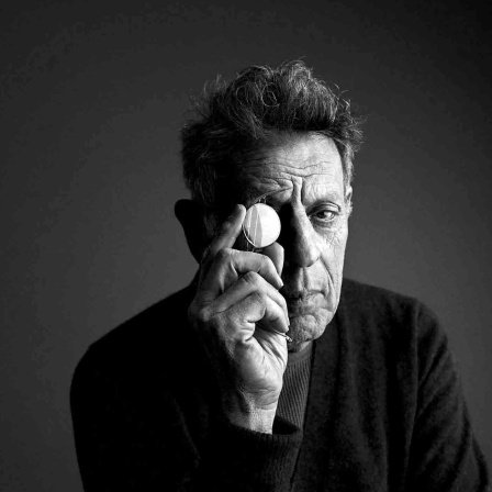 Schwarz-weiß-Aufnahme des Komponisten Philip Glass