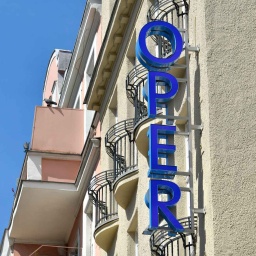 Schriftzug "Oper" der Neuköllner Oper (Bild: picture alliance/Bildagentur-online/Schoening)