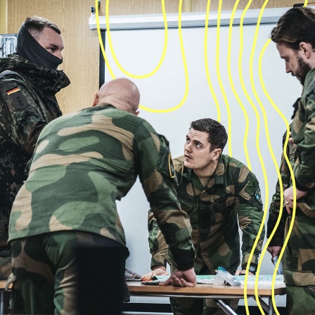 Bundeswehrsoldaten bei einer Lagebesprechung.