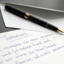 Ein Füller liegt auf einem handgeschriebenen Testament.