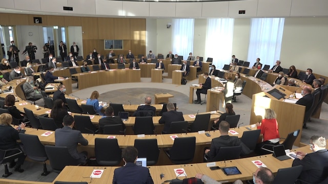Der Landtag von Rheinland-Pfalz debattiert über die Corona-Maßnahmen