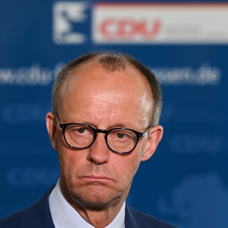 Friedrich Merz, Bundesvorsitzender der CDU, gibt im hessischen Landtag im Anschluss an seinen Besuch der CDU-Fraktion im hessischen Landtag ein Pressestatement ab. (zu &#034;Merz bleibt dabei: «keinerlei Zusammenarbeit» der Union mit der AfD&#034;)