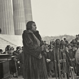 Die schwarze Opernsängerin Marian Anderson singt 1939 vor 75.000 Menschen vor dem Lincoln Memorial