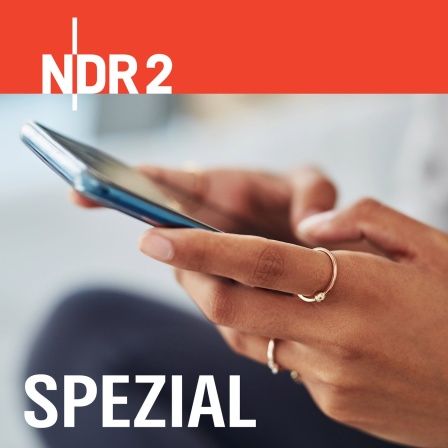 Hände halten ein Smartphone, mit den Daumen wird getippt