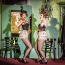 Zwei Frauen im Zwanziger Jahre Outfit im Stück Mordsschwestern auf dem Kurt Weill fest 2023