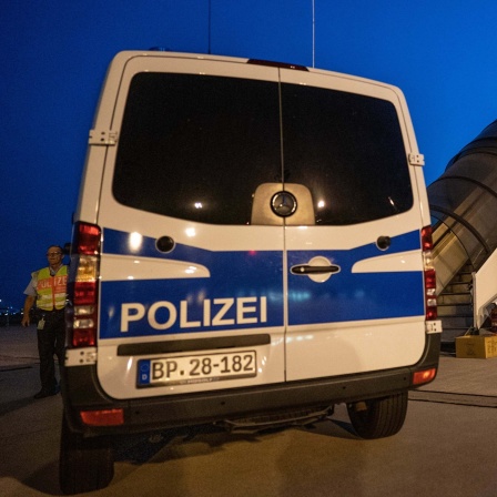 Flughafen: Abschiebung von abgelehnten Asylbewerbern nach Afghanistan mit einem Sonderflug. 