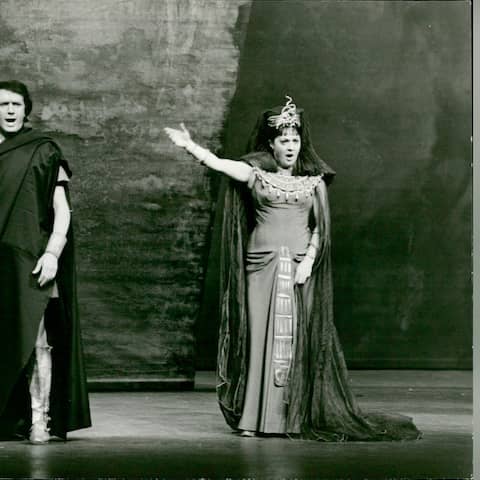 Szene aus der Oper "Aida" von Giuseppe Verdi mit der italienischen Opernsängerin Fiorenza Cossotto und dem italienischen Tenor Carlo Cossutta in einer Aufführung der Hamburger Staatsoper