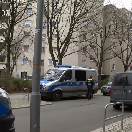 Polizeiautos in Berlin nach der Festnahme der mutmaßlichen Ex-RAF-Terroristin Daniela Klette