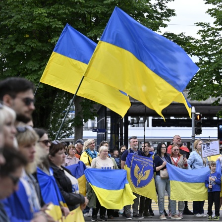 Menschen haben sich in Luzern in der Schweiz zu einer Friedenskundgebung für die Ukraine versammelt