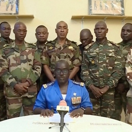 Oberstmajor Amadou Abdramane (M.) und weitere Militärs in Niger