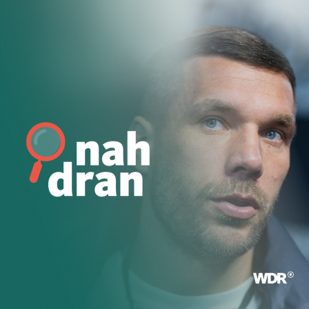 Der Fußballer Lukas Podolski mit blonen, gegelten Haaren, trägt einen grauen  Pullover und schaut entschlossen. Darauf: Das Logo vom WDR-Podcast "nah dran".