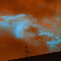 Wolken am Himmel, rötlich eingefärbt.