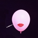 In einem rosa Ballon mit aufgemalten Lippen steckt eine Spritze.