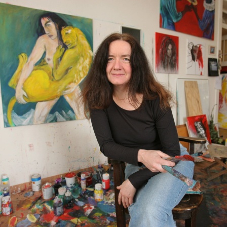 Die Dresdner Malerin Angela Hampel 2006 in ihrem Atelier. Auch über 30 Jahre nach der Wende geht ein unsichtbarer Riss durch die deutsche Kunstszene. Noch immer werden viele Kunstschaffende mit Ostbiografie auf ihre DDR-Herkunft reduziert.