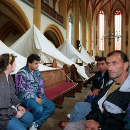 20 Bürgerkriegsflüchtlinge aus Armenien, die seit 07.09.1994 in der Jenaer Stadtkirche Zuflucht gefunden haben; © dpa/Zentralbild/Jan-Peter Kasper